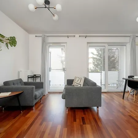 Black And Brown With Free Parking And Furnished Balcony In By Renters Appartamento Breslavia