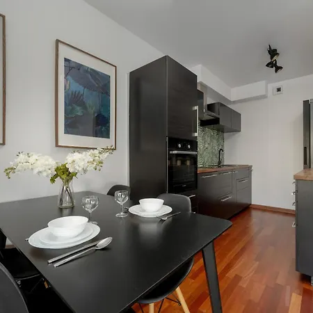 Black And Brown With Free Parking And Furnished Balcony In By Renters * ורוצלב