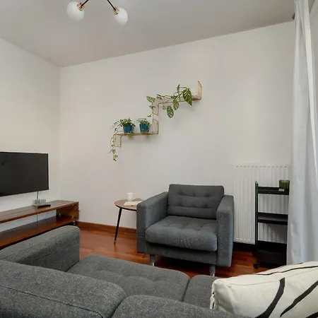 Black And Brown With Free Parking And Furnished Balcony In By Renters דירה