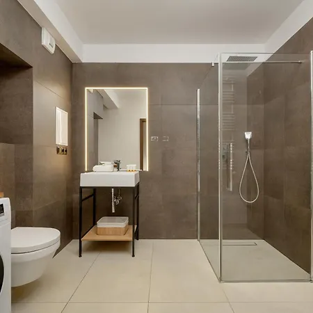 Black And Brown With Free Parking And Furnished Balcony In By Renters * ורוצלב