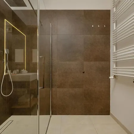 דירה Black And Brown With Free Parking And Furnished Balcony In By Renters